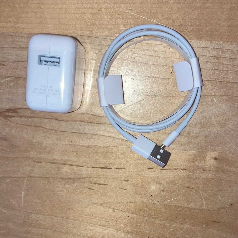 APPLE LIGHTNING TO USB CABLE AND CHARGING CUBE NEW